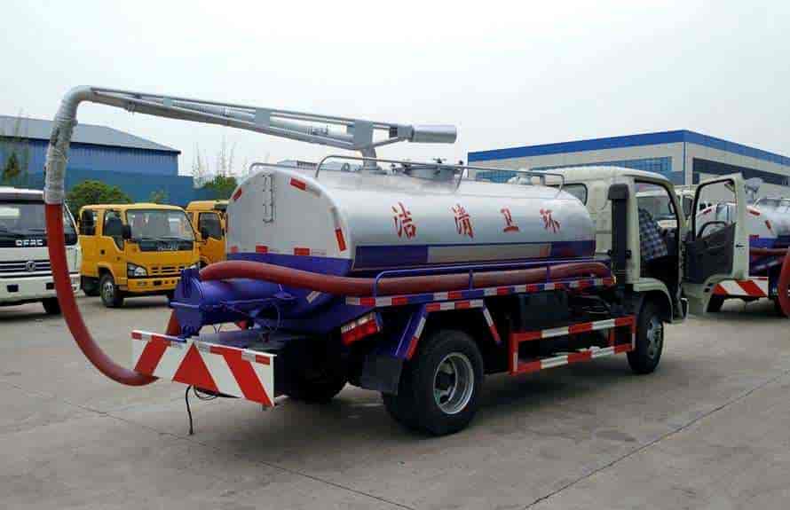 东风小多利卡5方吸粪车