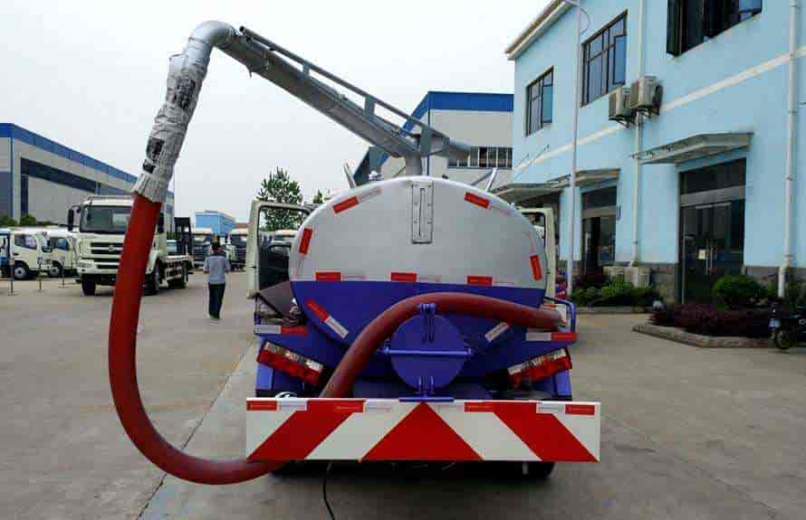 东风小多利卡5方吸粪车